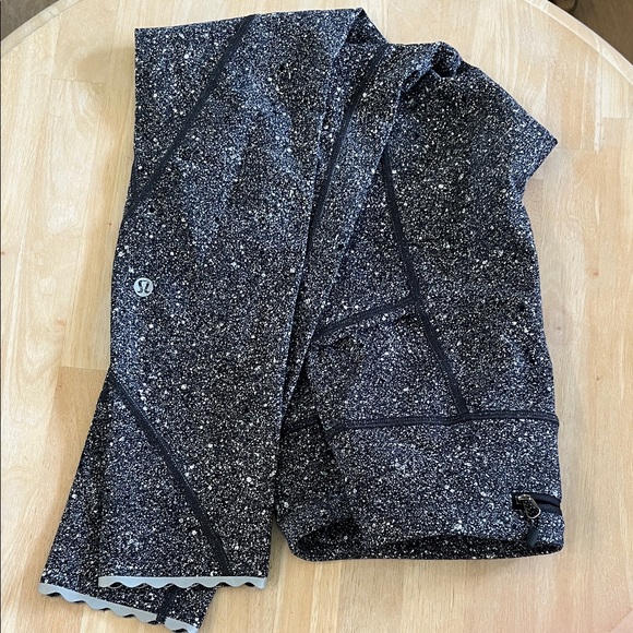 Lululemon - Tight Stuff Tights - Size 4 - Black and White Splatter Leggings - Picture 1 of 6
